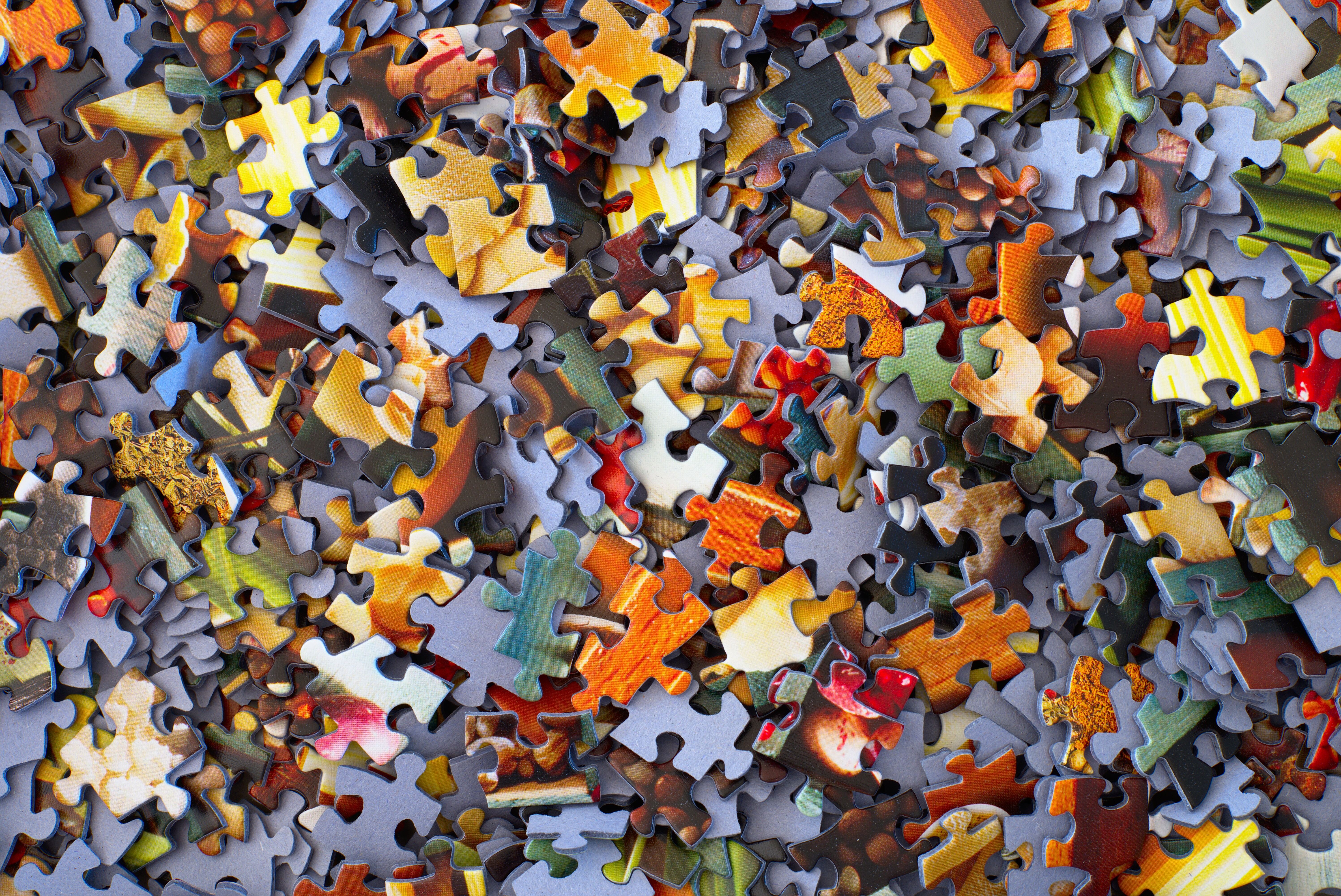 große Sammlung von Puzzleteilen