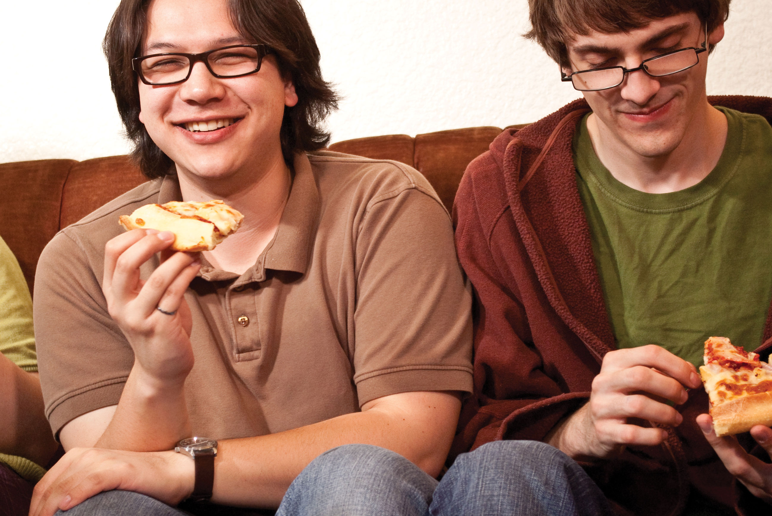 teenage boys eating pizza